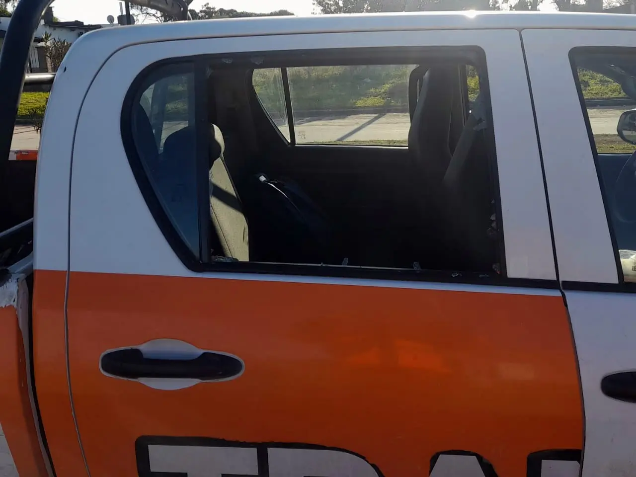 El agresor rompió el vidrio trasero de la camioneta de Tránsito comunal