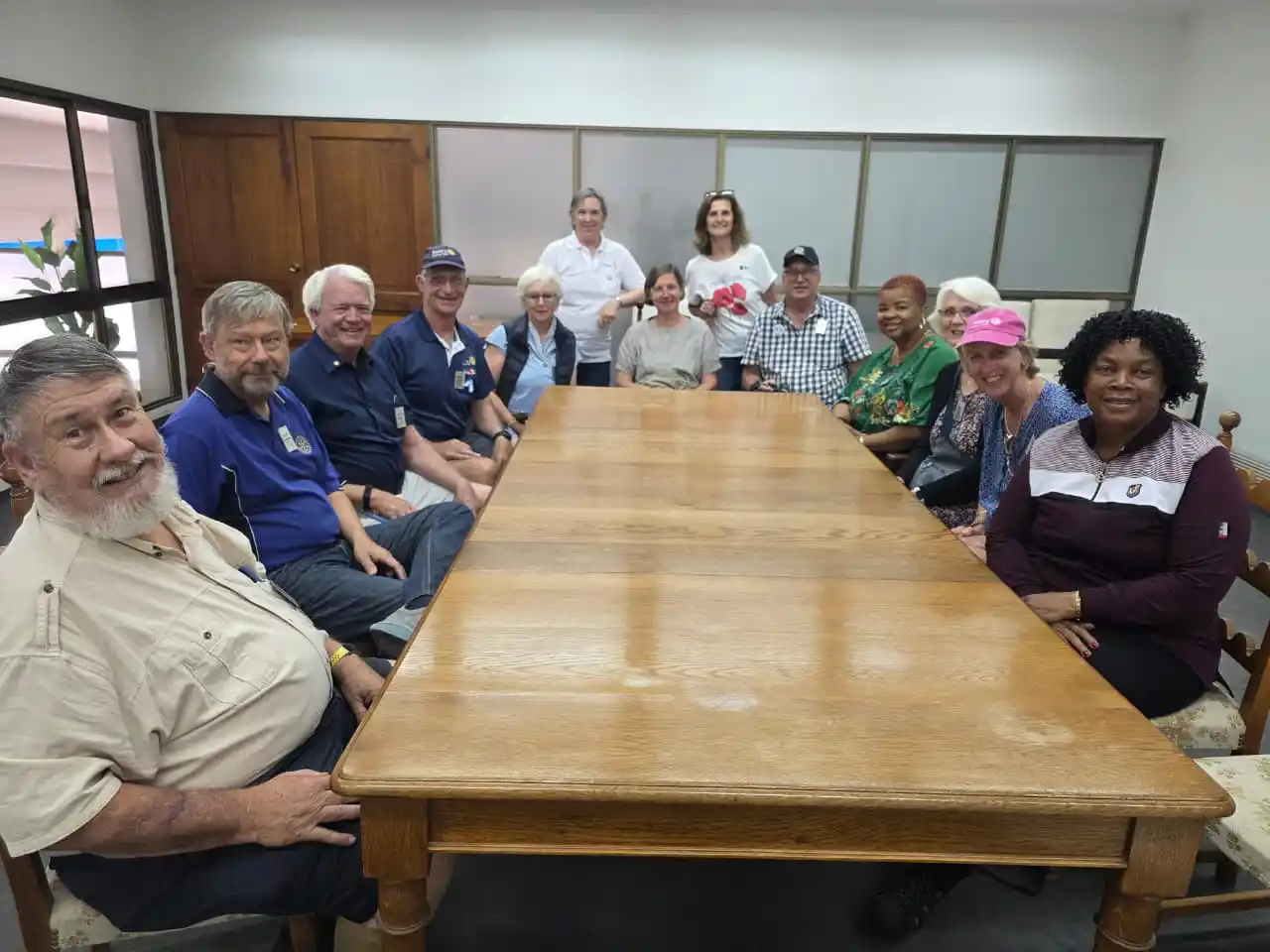 Diez integrantes de la delegación proveniente de Sudáfrica junto a acompañantes de la entidad anfitriona