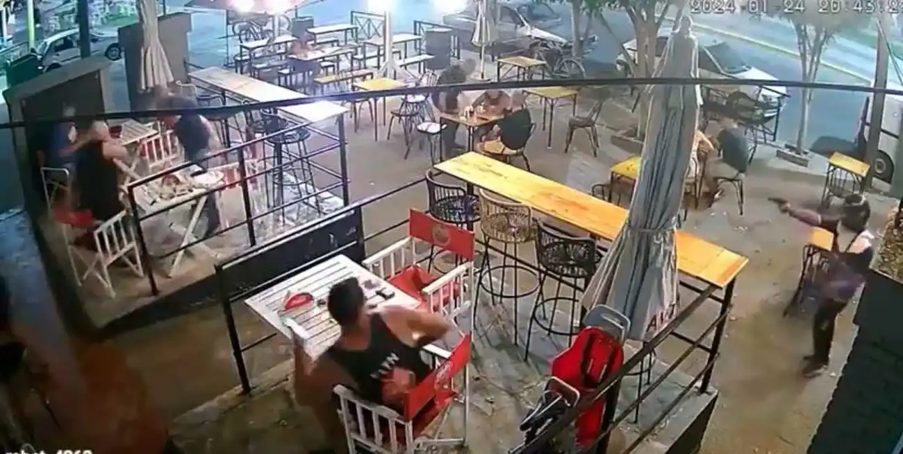 Momentos de dramatismo se vivieron en el comedor cuando el individuo apuntó a clientes y mozos.
