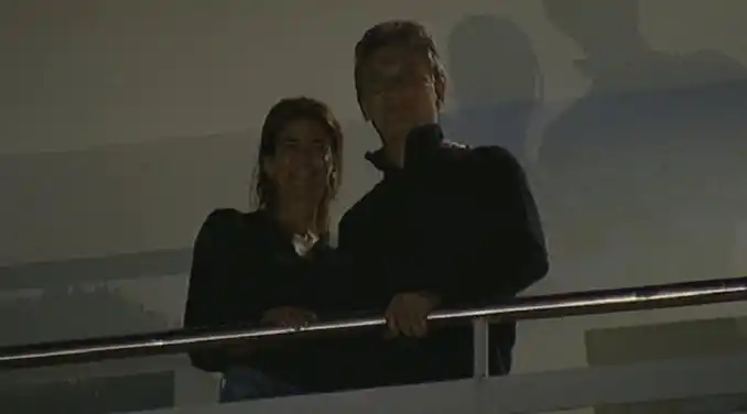 Un grupo de personas fue al departamento de Macri a darle el primer saludo como Presidente