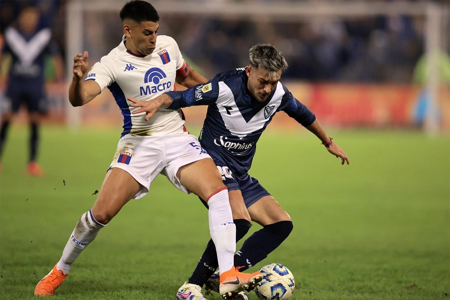 Vélez venció a Tigre y recuperó la ventaja en la punta de la tabla