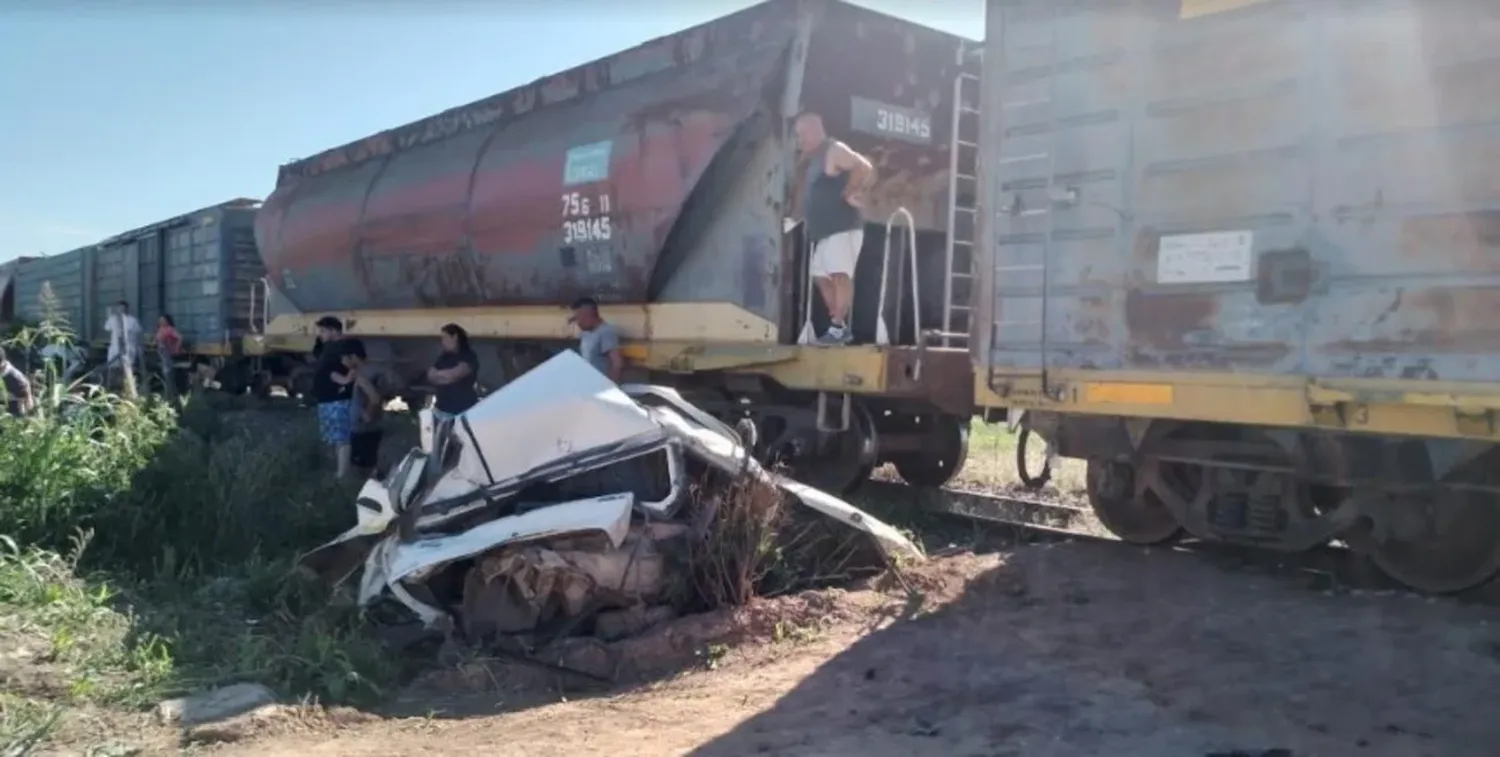 En principio el adolescente que manejaba el auto sufrió dos fracturas de costillas. Fotos: Unidad Regional XV de Policía