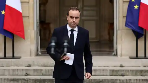 Francia, en vilo: renunció el primer ministro y crece la presión para disolver el Parlamento