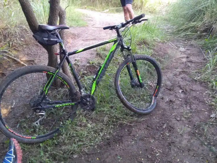 Pueblo Andino: murió un ciclista tras caer por una pendiente de cuatro metros