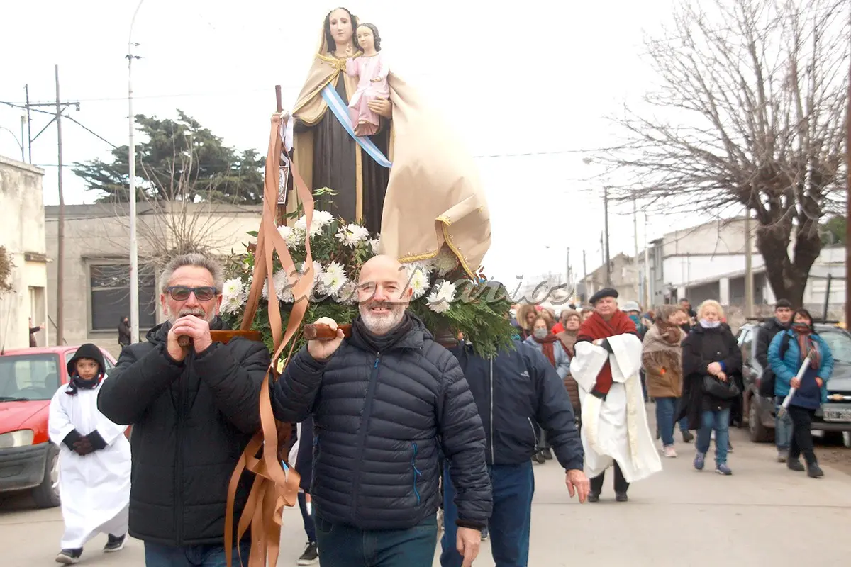 Procesión. Feligreses transportan la imagen de la virgen del Carmen por las calles necochenses