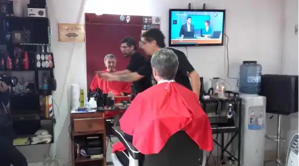 Macri se cortó el cabello en Coronel Baigorria y el peluquero no le cobró