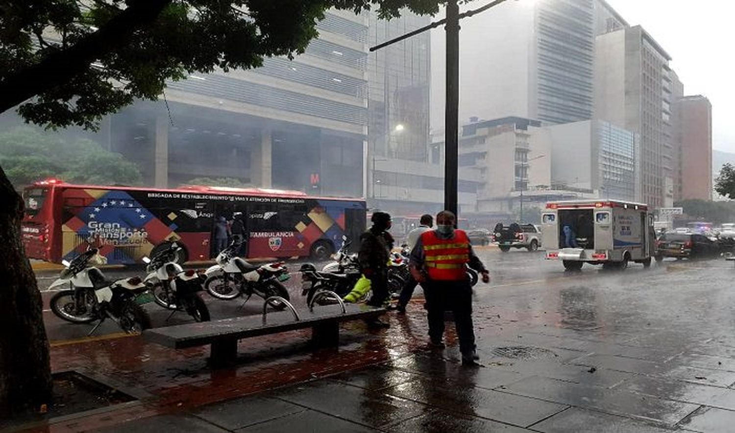 Desalojan a 115 personas tras incendio en avenida Francisco de Miranda de Chacao