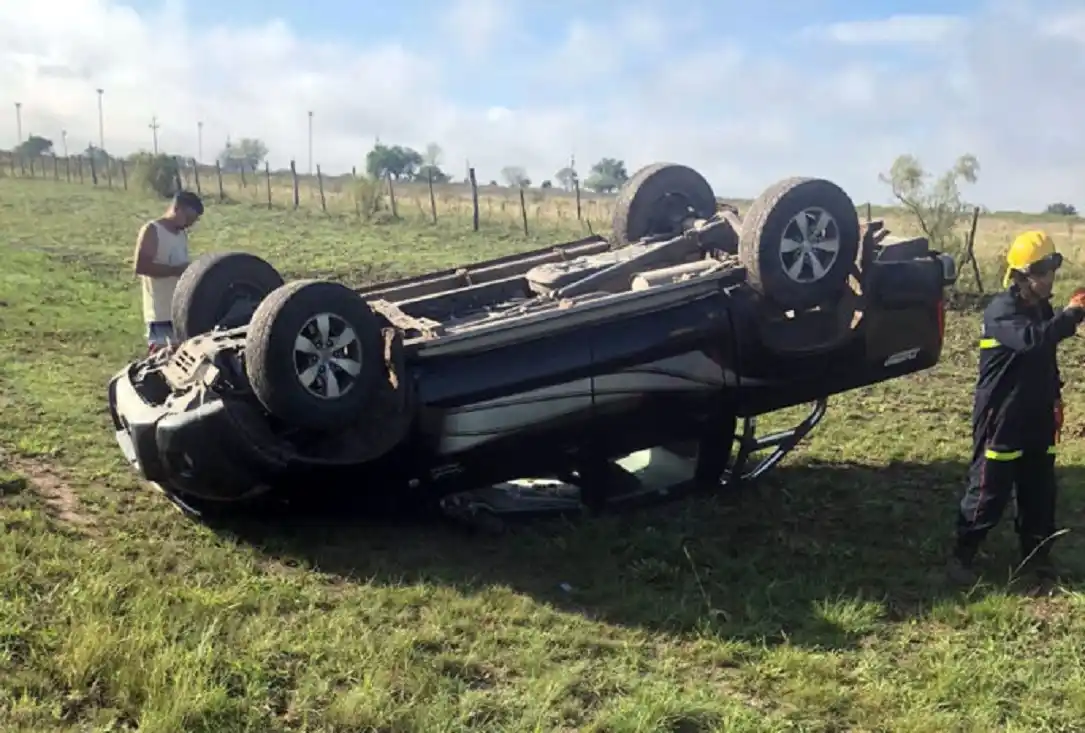 Un hombre perdió el control de su camioneta y volcó en un camino vecinal
