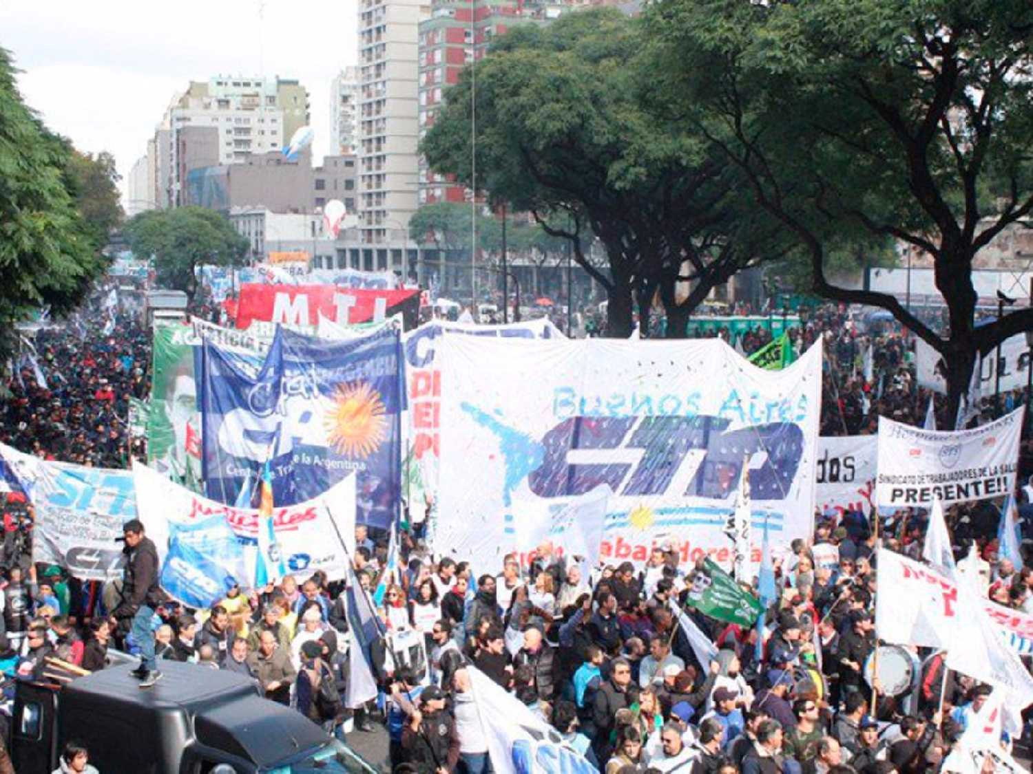 Acto de la CGT y la CTA en Plaza de Mayo