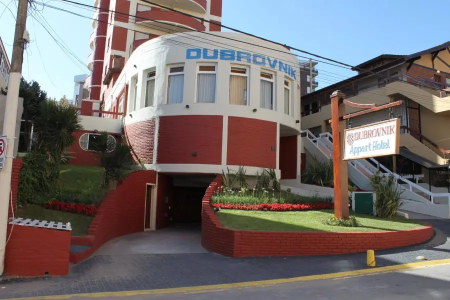 Video: Se derrumbó un edificio en Villa Gesell: bomberos trabajan para rescatar a personas atrapadas