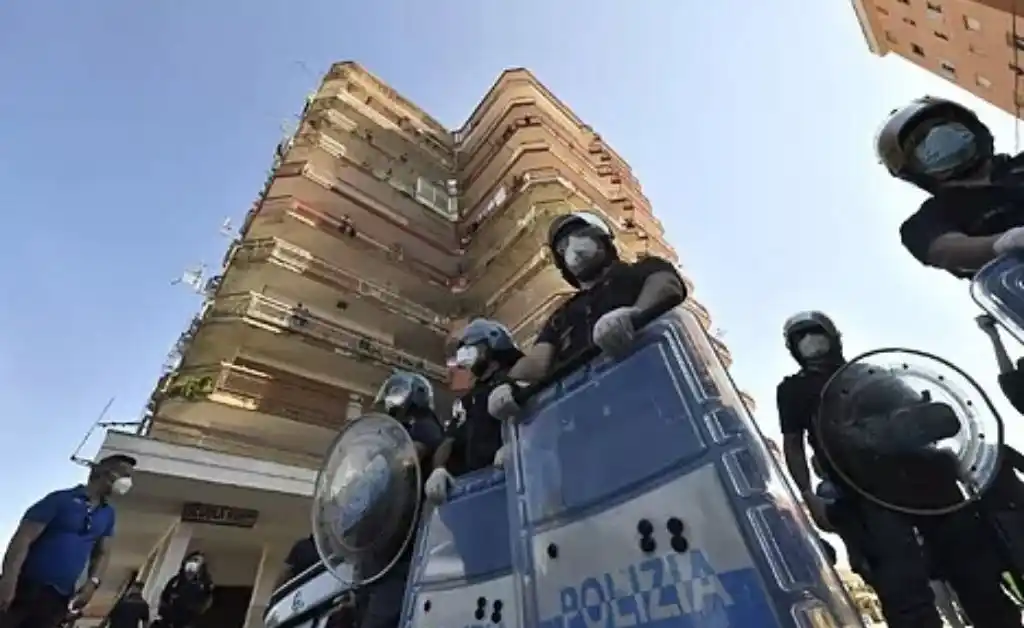 Italia despliega al ejército en Nápoles para contener un brote de coronavirus