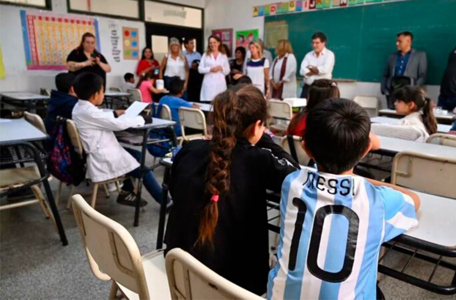 Alumnos bonaerenses podrán ver los partidos en las escuelas o irse antes