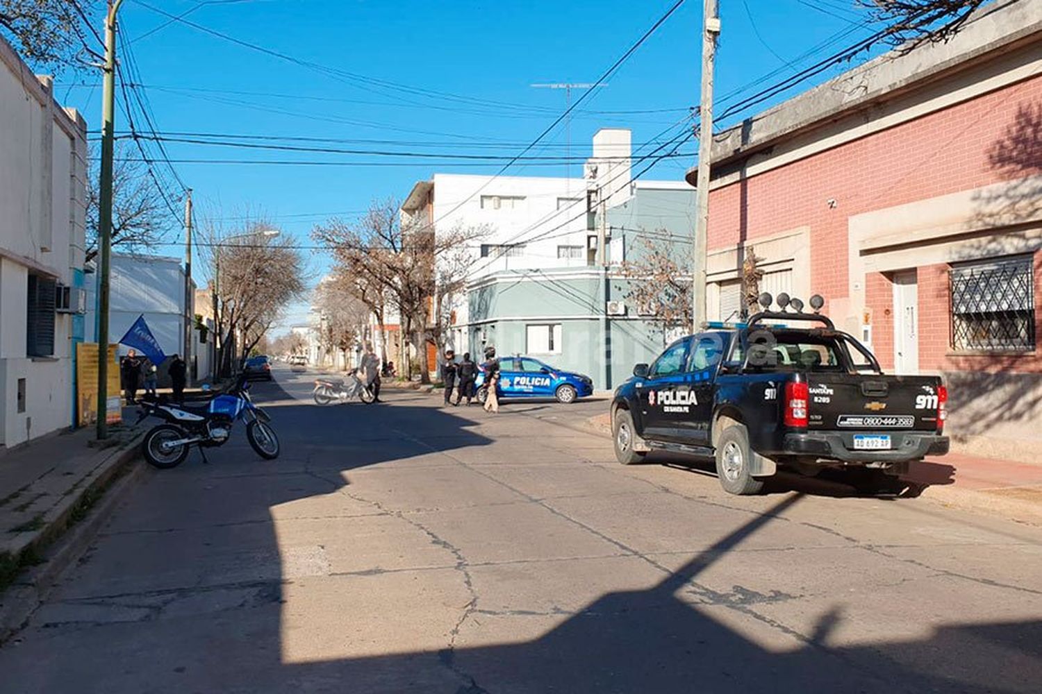 Frente a los policías intentó llevarse una moto y esconderla en una casa, aunque no lo logró