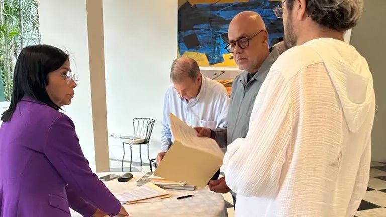 Jorge Rodríguez y Delcy Rodríguez obligan a González Urrutia a firmar el reconocimiento de la la victoria de Nicolás Maduro