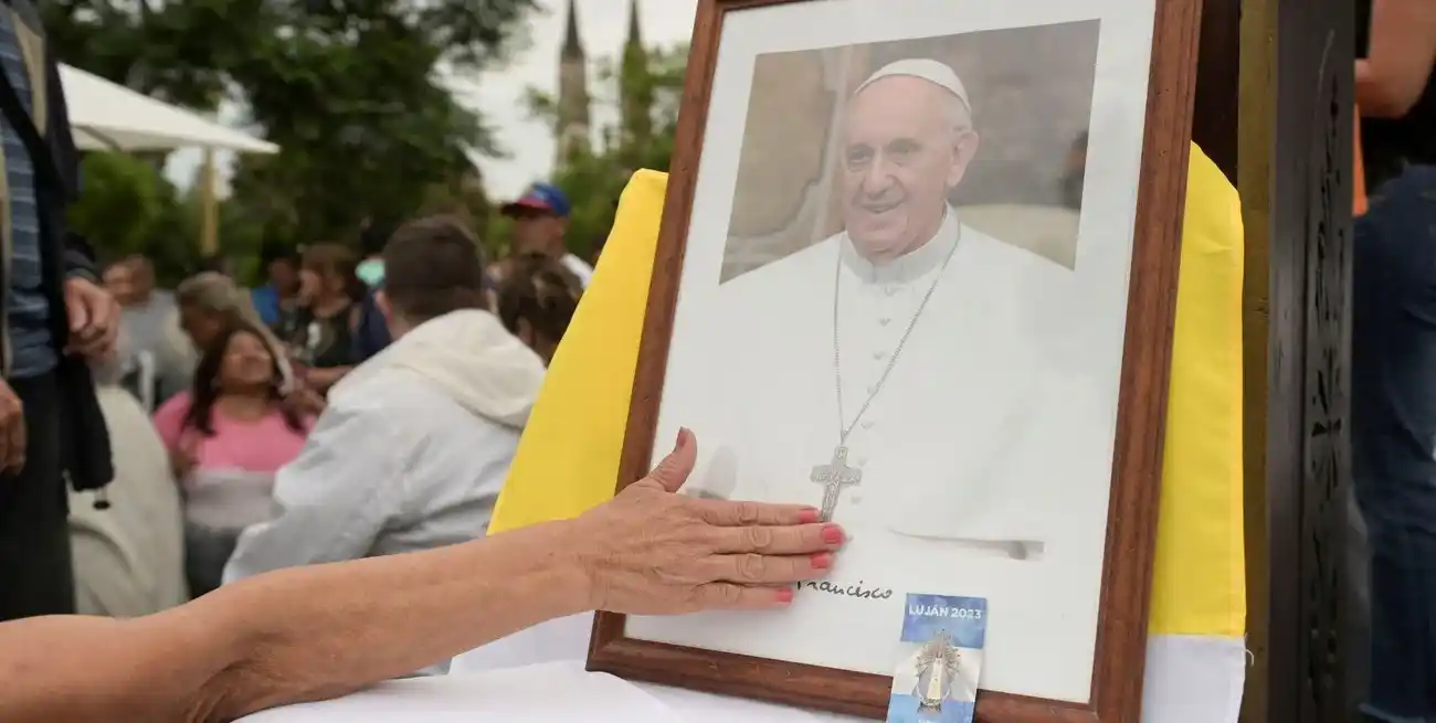Oraciones por la salud de Francisco en Plaza Constitucion de Buenos Aires. Crédito: Martin Cossarini/Reuters