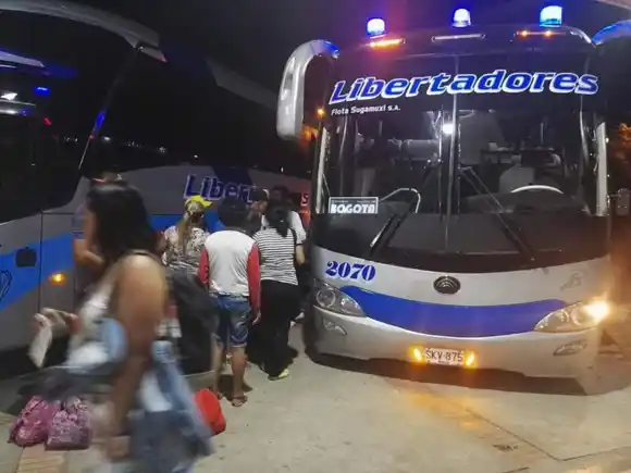 Criminales atracan a pasajeros de un bus en Bogotá (+ Video)