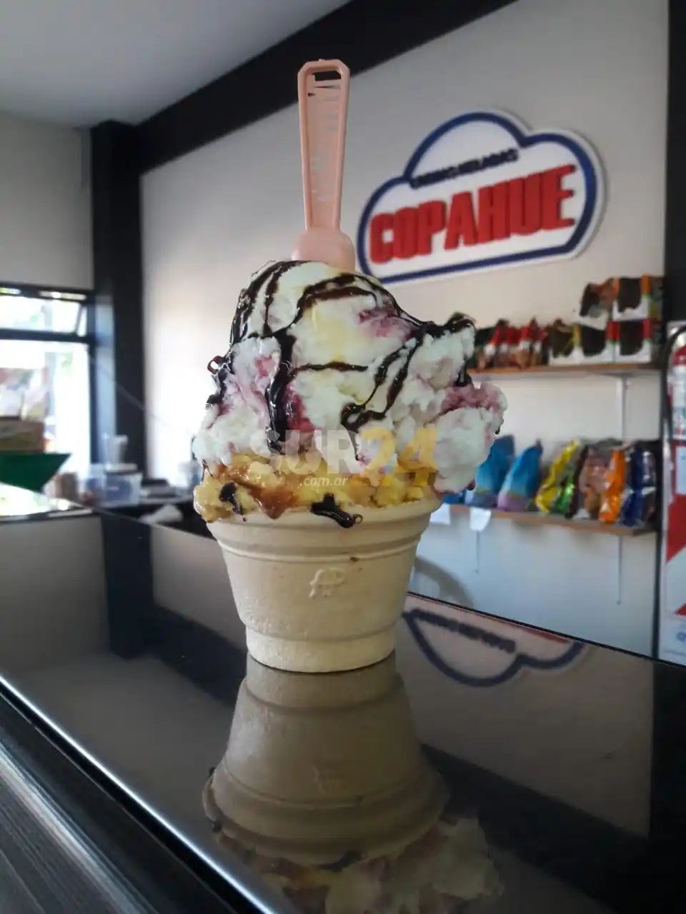 Firmat: encapuchados y armados roban 6.000 pesos en una heladería