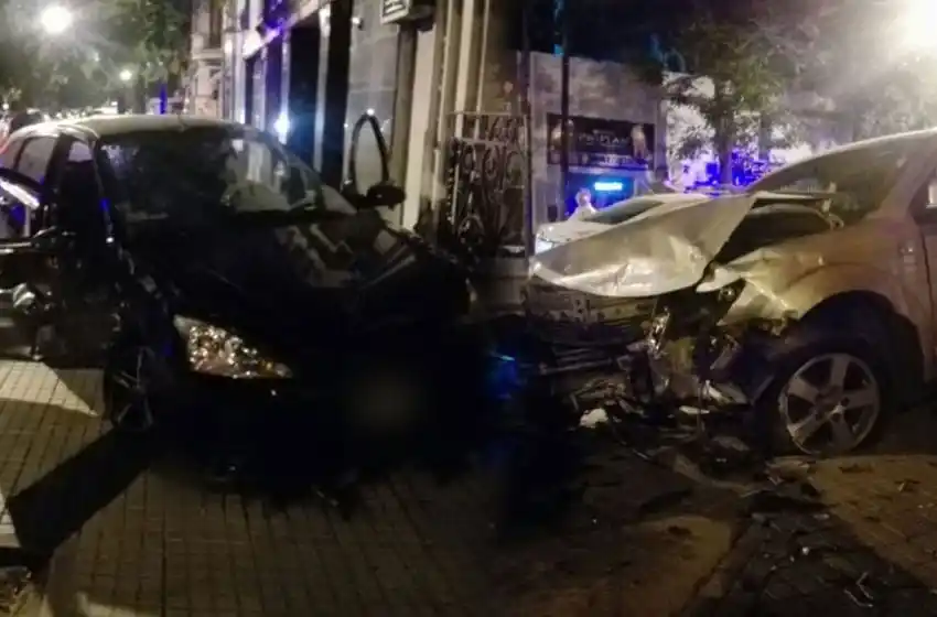 Una mujer herida y un conductor prófugo tras un choque