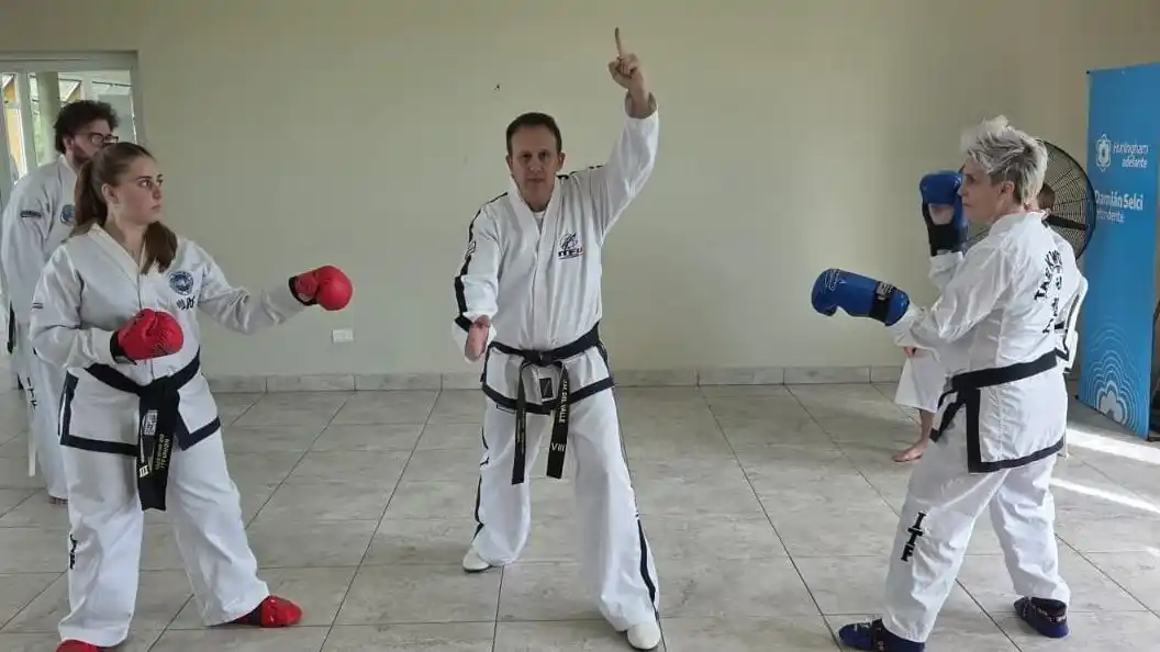 Juan Manuel Del Valle, presente en una nueva capacitación de taekwondo en Hurlingham