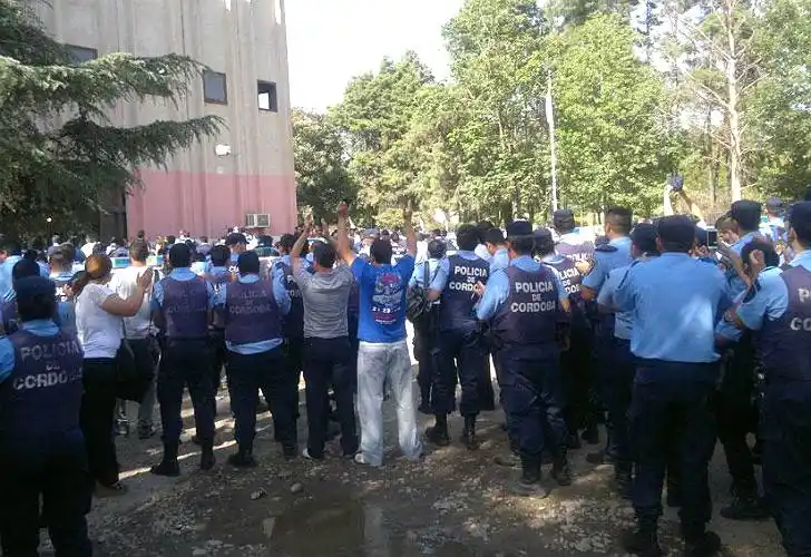Se autoacuartelaron policías de Córdoba