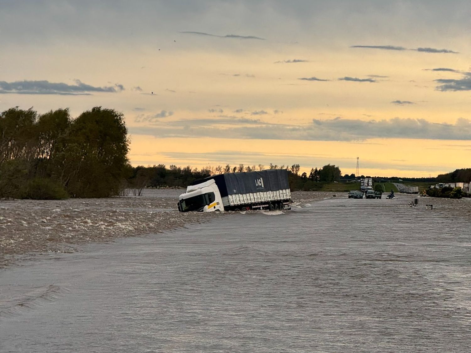 El temporal provocó cortes de ruta, entre ellos en la autopista nacional 9.