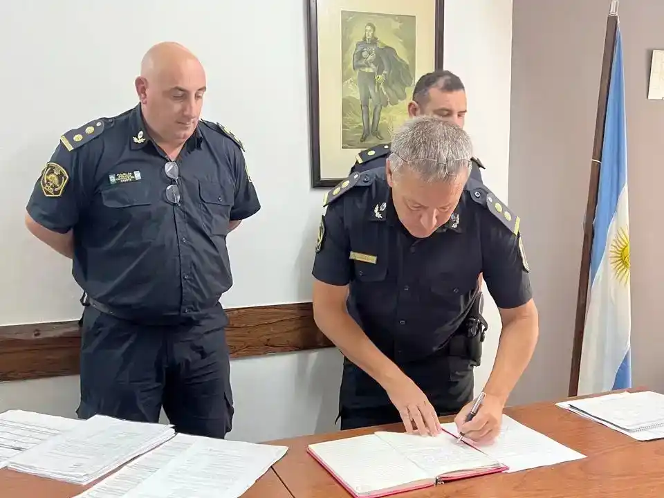 Reciente ascendido. A comisario inspector, Christian Elía, en la escena, al poner en funciones al nuevo titular de Comisaría Primera