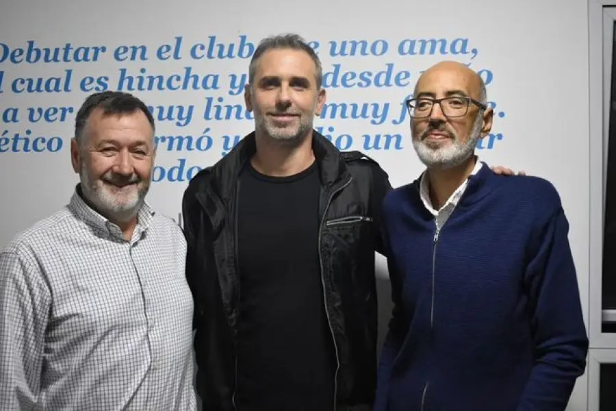 ¡El fútbol y la lectura se unen en Atlético Joven! Un libro por una platea
