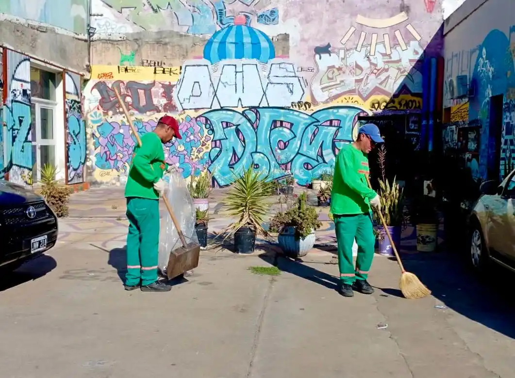 Tras reclamos de vecinos se realizan tareas de limpieza en el Paseo de las Artes