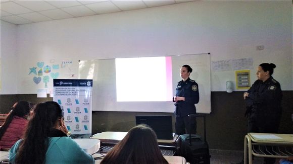 Violencia de género y grooming: Comisaría de la Mujer brindó charla en la secundaria 14