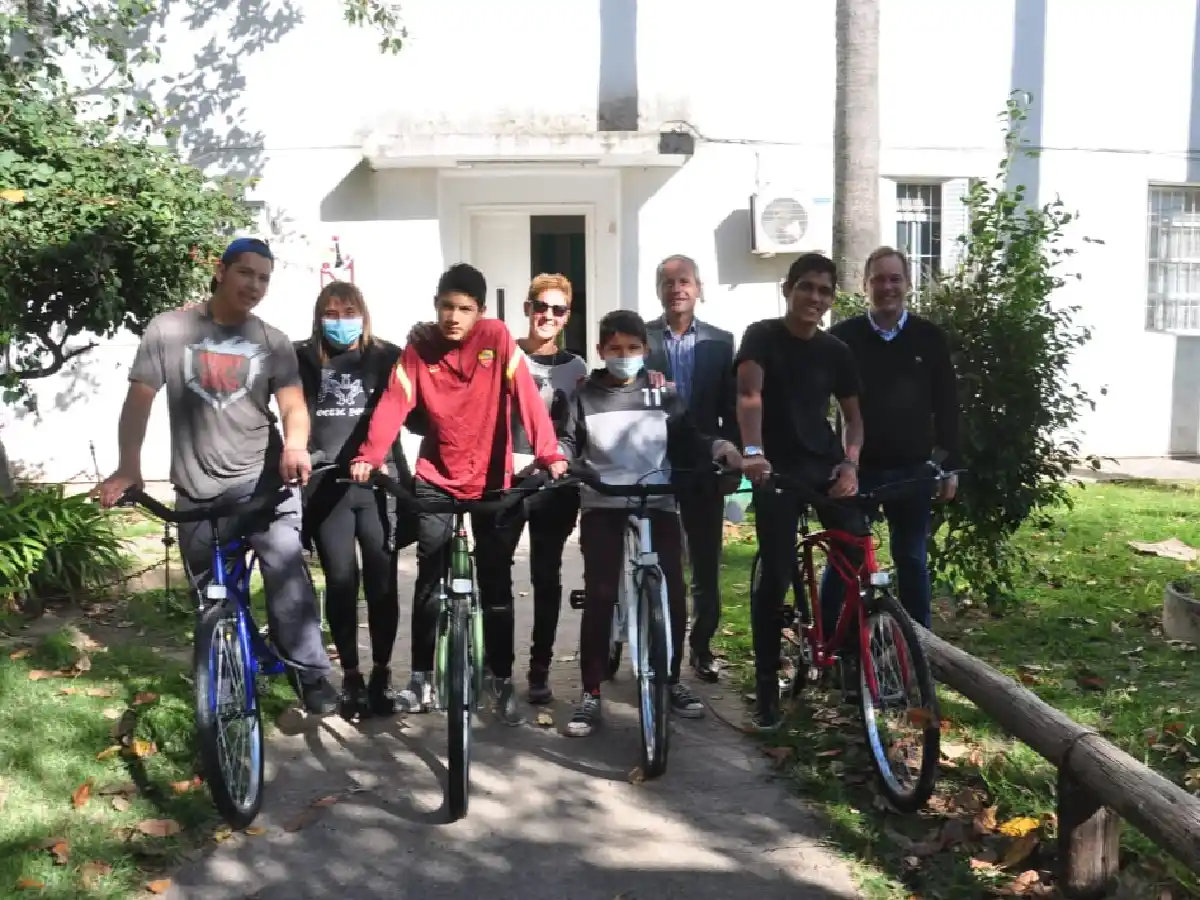 Bernarte entregó bicicletas a la Residencia Infanto Juvenil de Varones