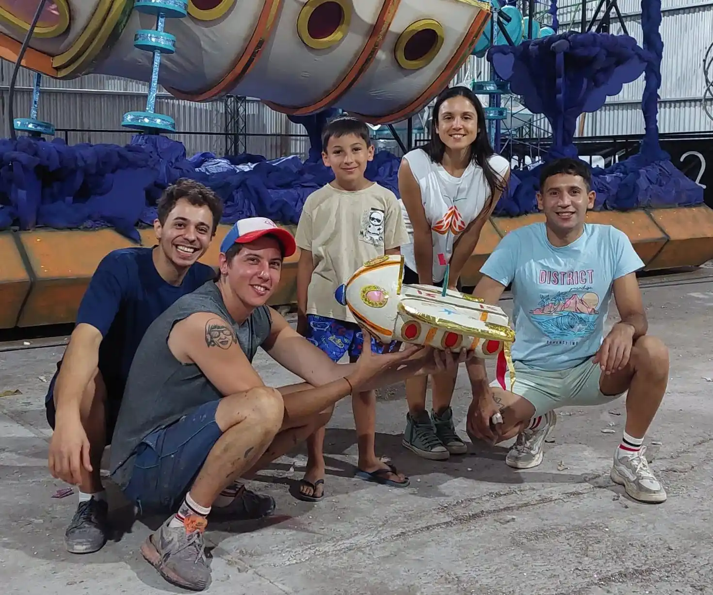 Parte del equipo de carrozas de Si Si, Mateo Demarchi, Magalí Ojeda, Leo Riva, Giuliano Benedetti-