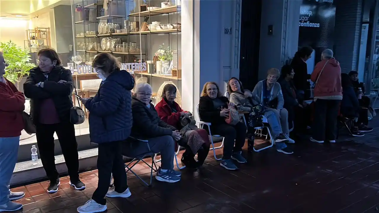 Larga fila de jubilados desde la madrugada en el Cine Belgrano, ¿por qué motivo? - 1