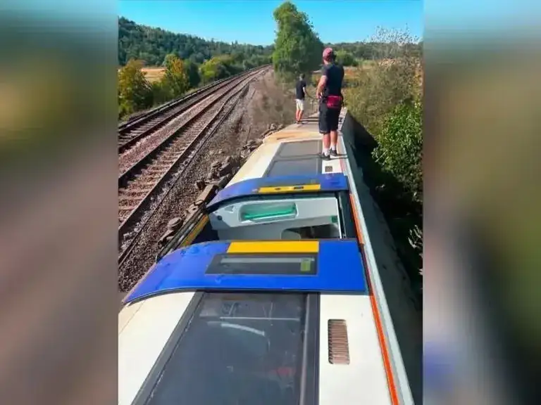 Un tren de pasajeros descarriló este jueves en el sur de Inglaterra.