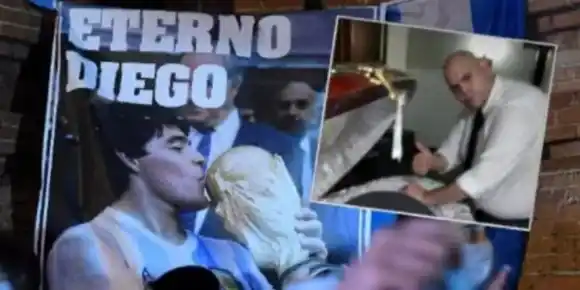 FISCALÍA registra bienes a hombres que se fotografiaron con CADÁVER de Maradona