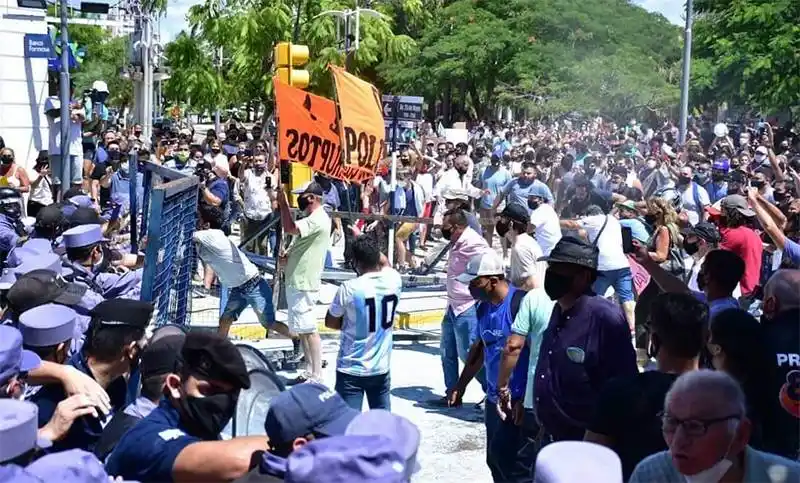 Graves incidentes tras la decisión del Gobierno provincial de volver a Fase 1