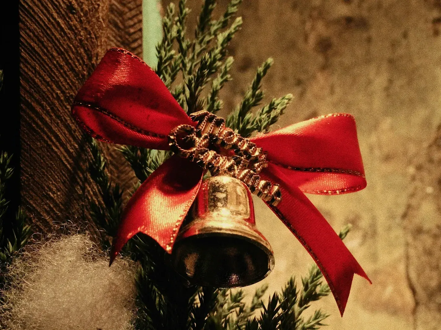 Poner una campana con una cinta roja en la puerta en Navidad: qué significa según el Feng Shui