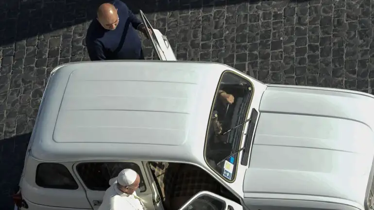 El papa Francisco tiene un Renault 4L