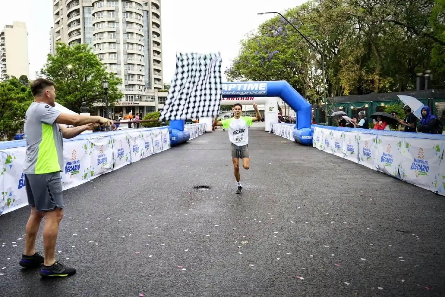 Imanol Quiróz y Patricia Ponce ganaron los 10K de la maratón del Becario