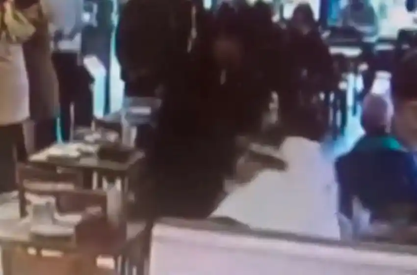 El video del robo de los 6 mil dolares a una mujer en una pizzería de Palermo