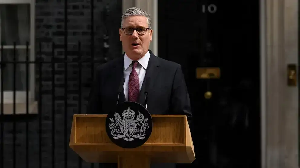 El primer ministro británico, Keir Starmer, anuncia su dimisión desde su residencia en Downing Street. (REUTERS/Jaimi Joy TPX IMAGES OF THE DAY)