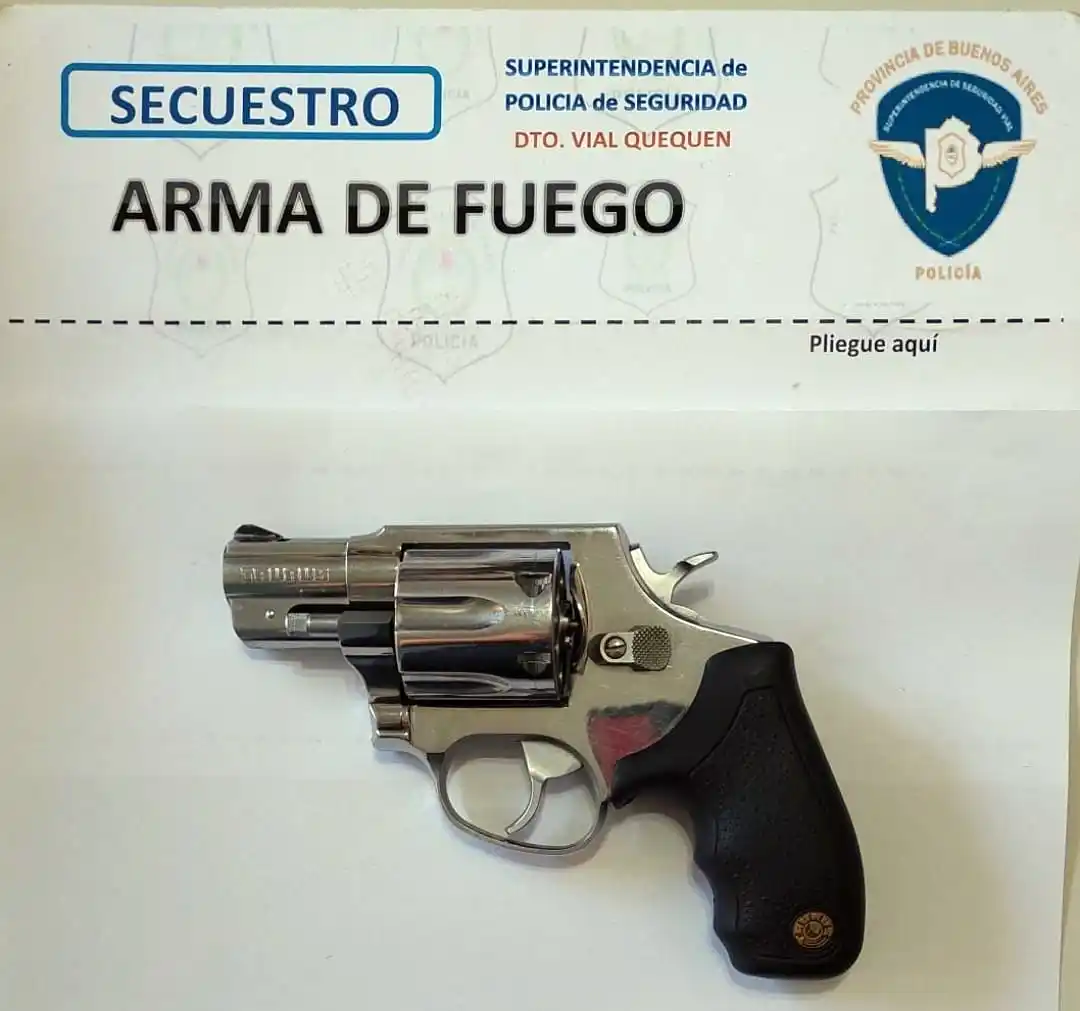 La pistola Bersa y el revólver incautados por el personal policial