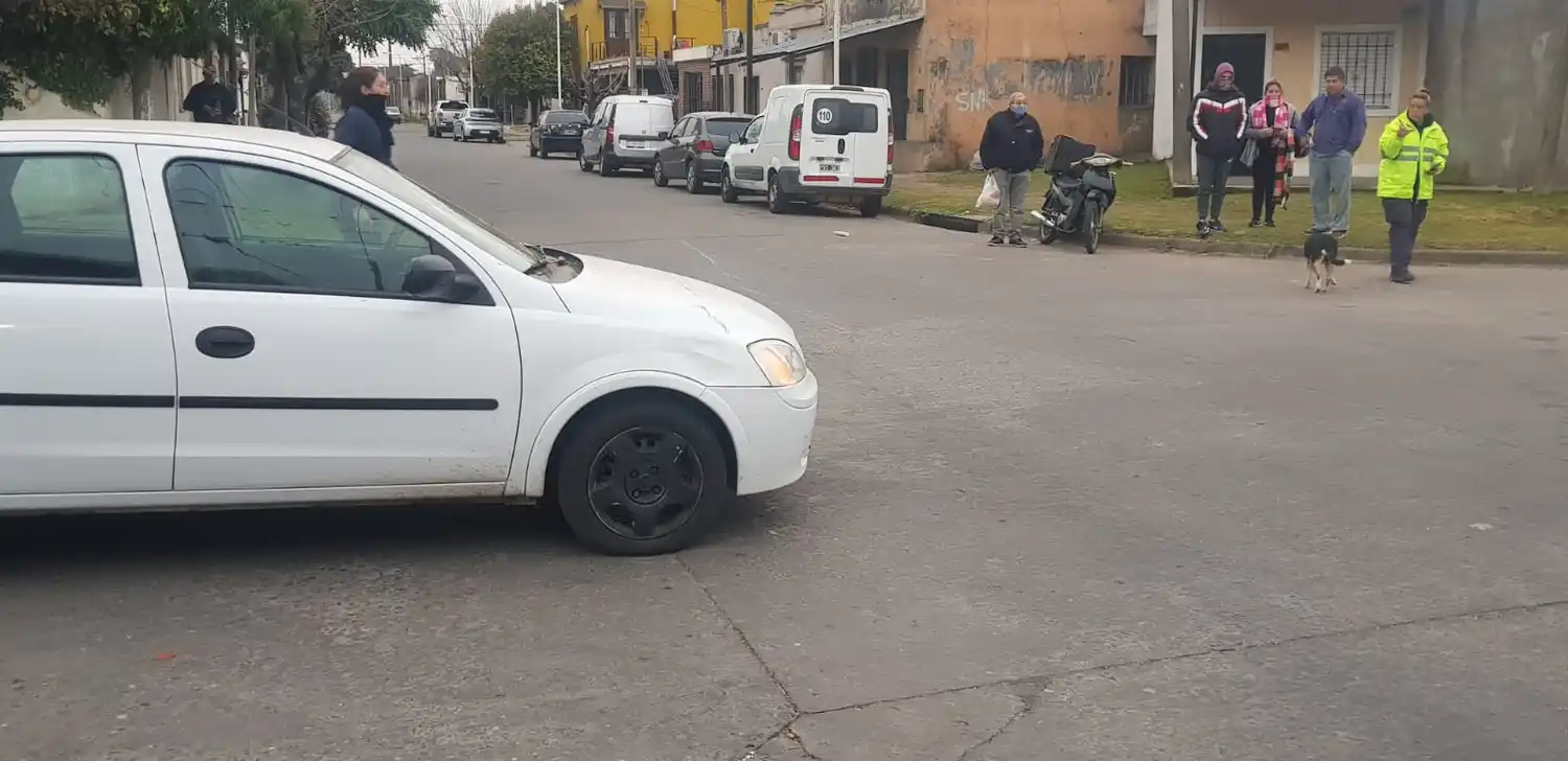 Un mensajero resultó lesionado al colisionar contra un auto