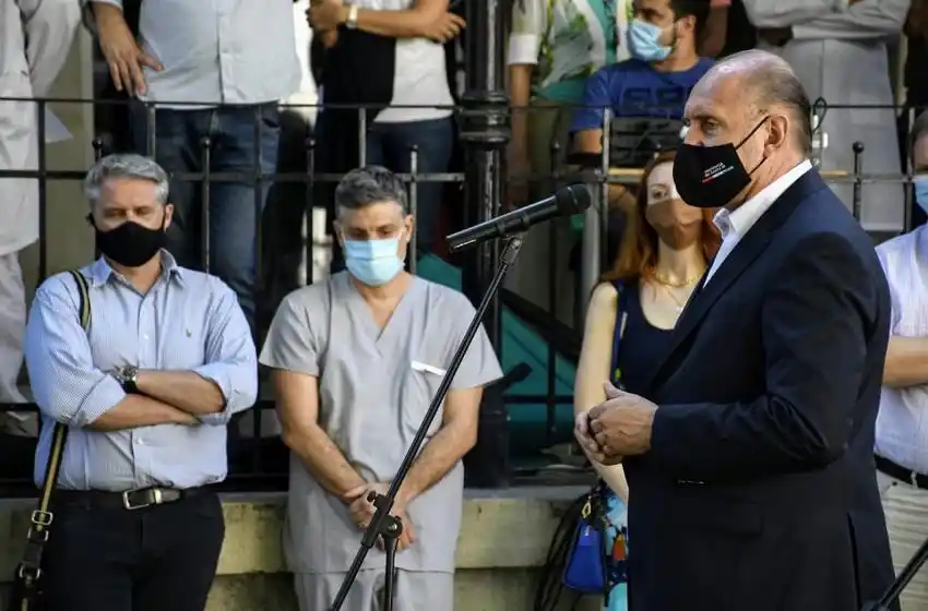 Inició la vacunación en Rosario: “En tiempo récord posibilitaron que el mundo consiga la vacuna”, destacó Perotti