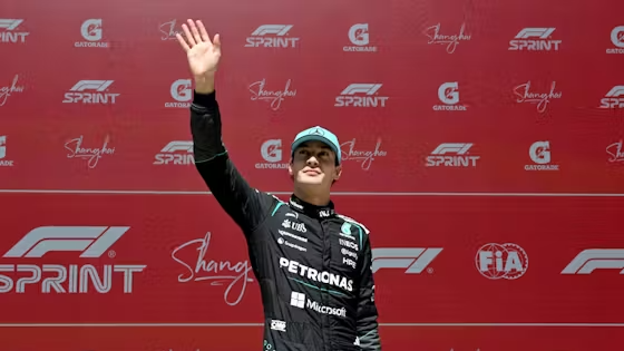 En una feroz batalla contra los dos Ferrari George Russell se llevó la carrera sprint del GP de China