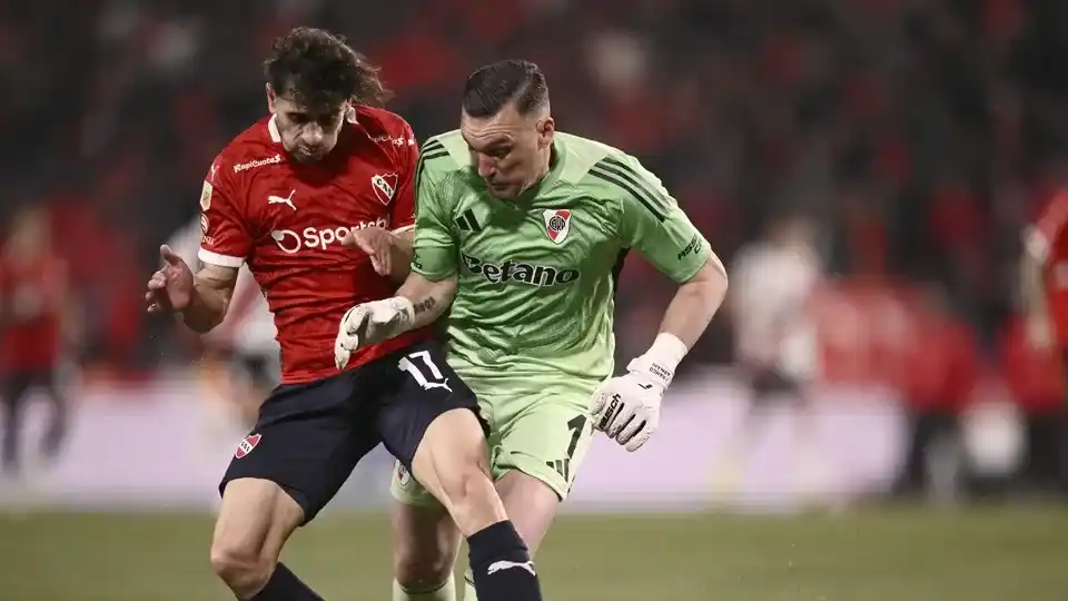 Franco Armani lucha con Walter Mazzantti.