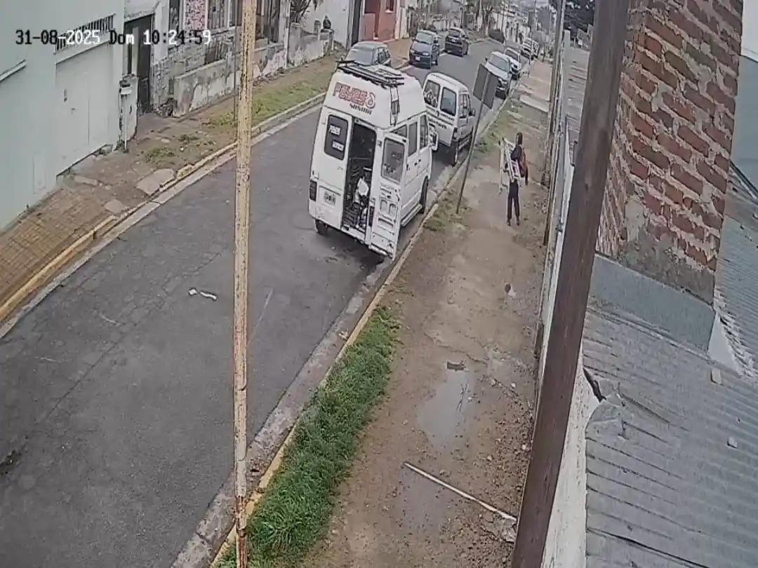 El delincuente huyó con una escalera robada de la combi de Payes.