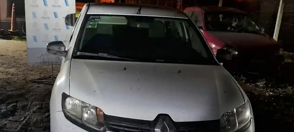 Los efectivos advirtieron que el Renault Logan exhibía una chapa patente de reciente emisión.