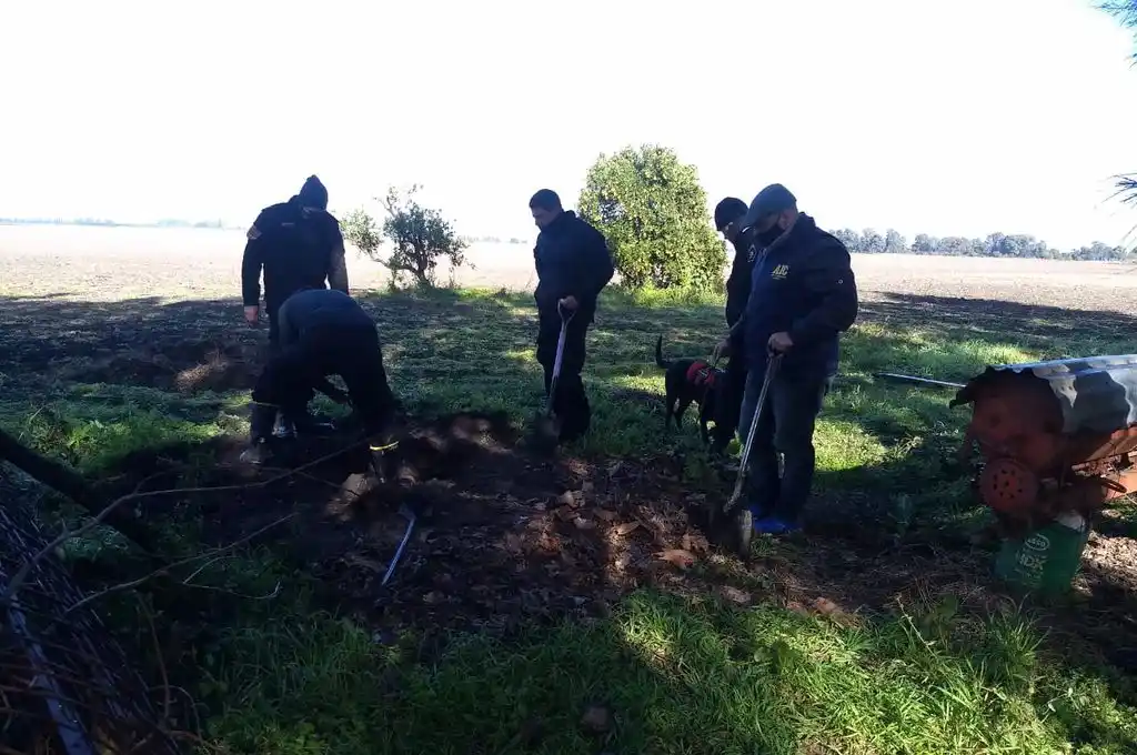 Horror: mató a su amigo, escondió el cuerpo en un pozo negro y se envenenó