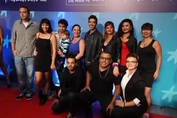 Menea para mí: la obra que fusiona lenguajes, a la gorra en la ciudad