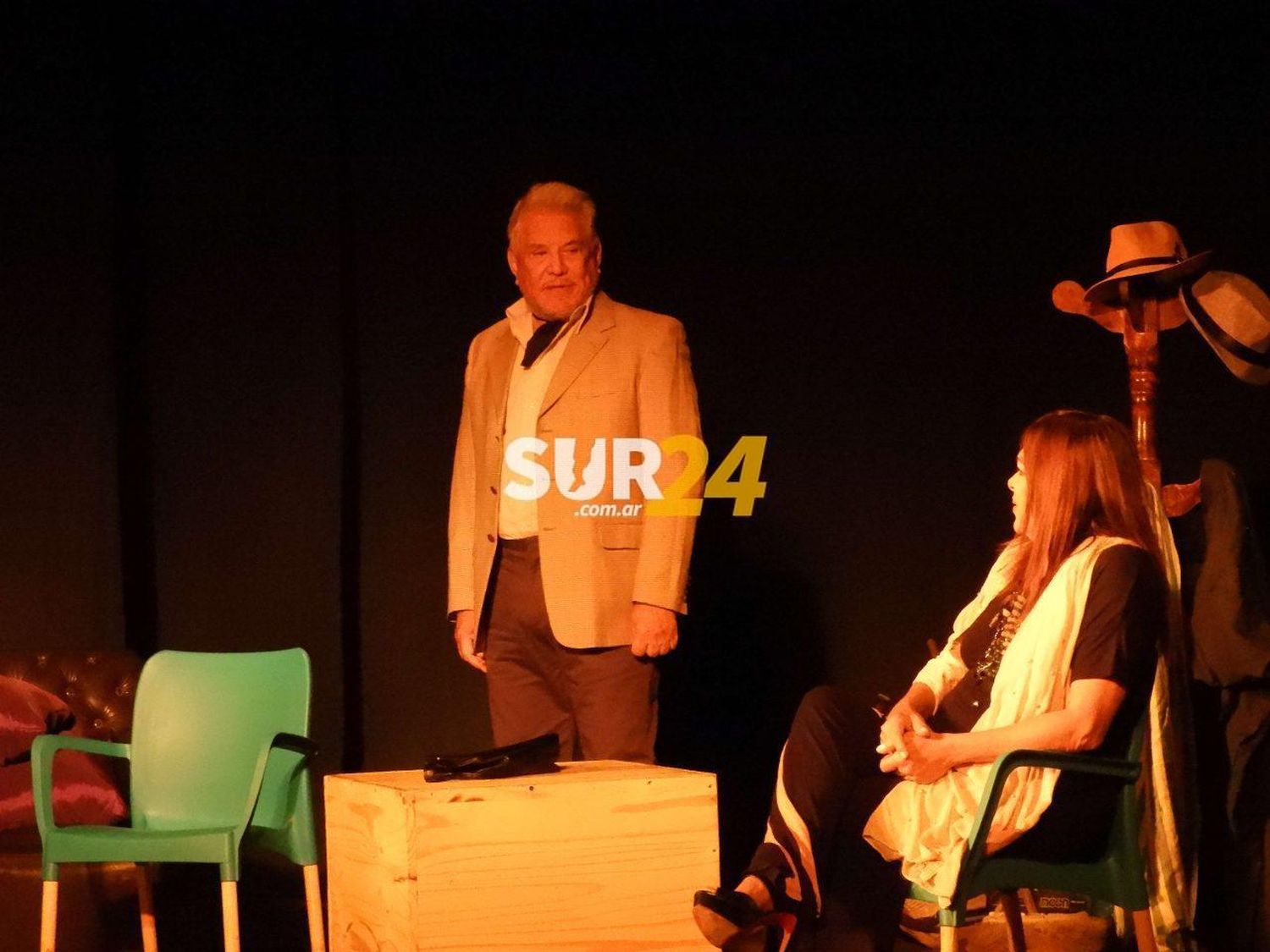 A sala llena se presentó la comedia teatral “Nunca es tarde”